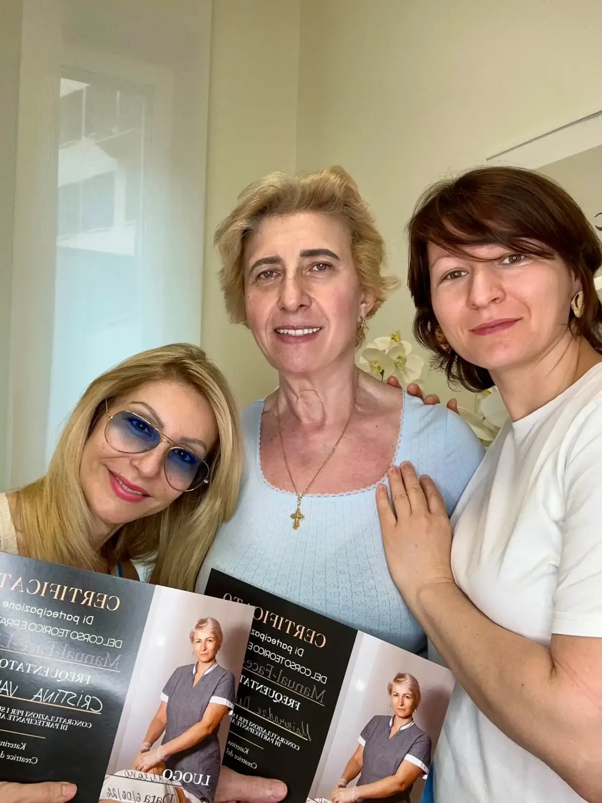 Allieve del corso con i certificati Manual Face Lifting