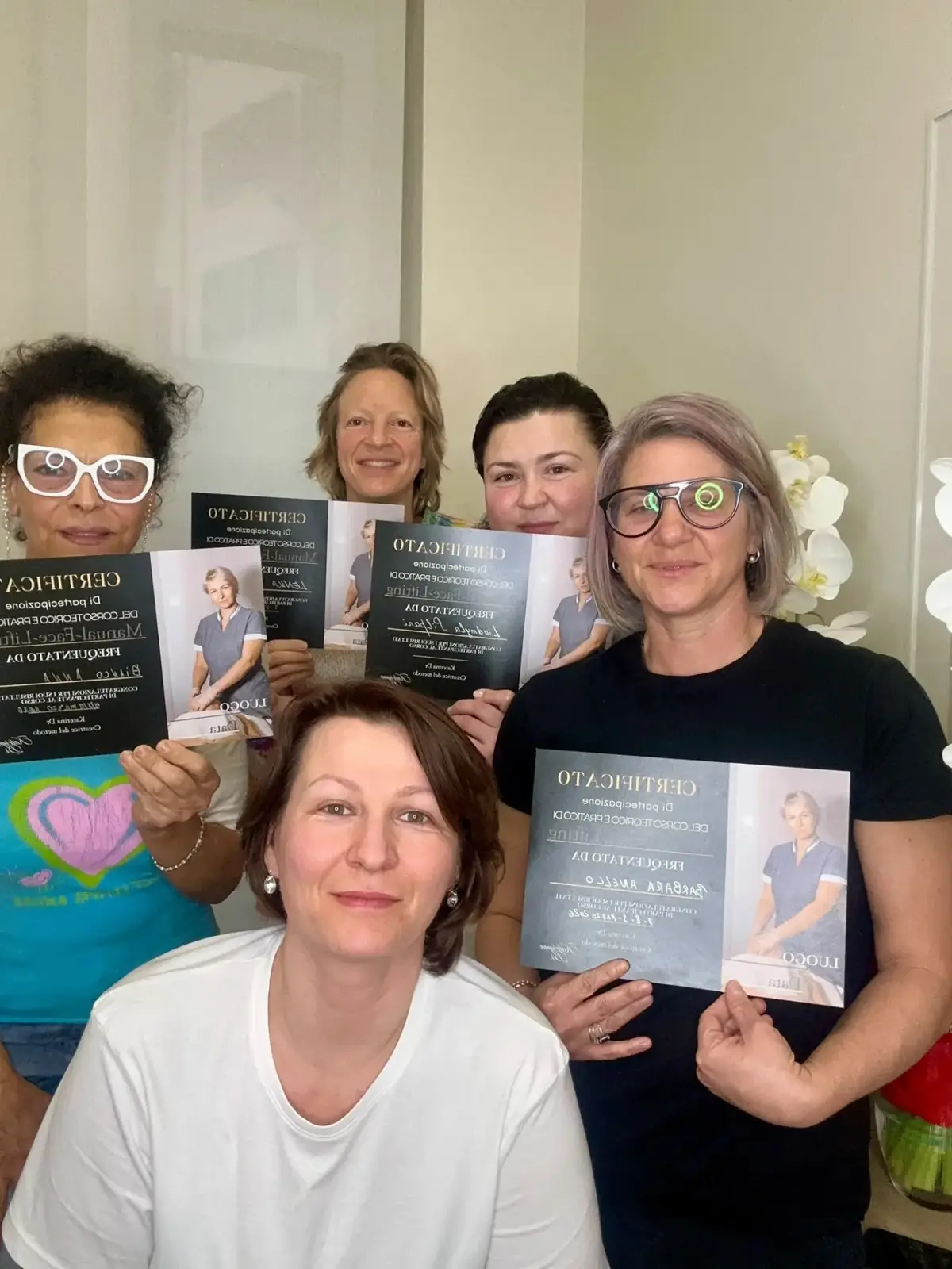 Le allieve del corso con i loro certificati